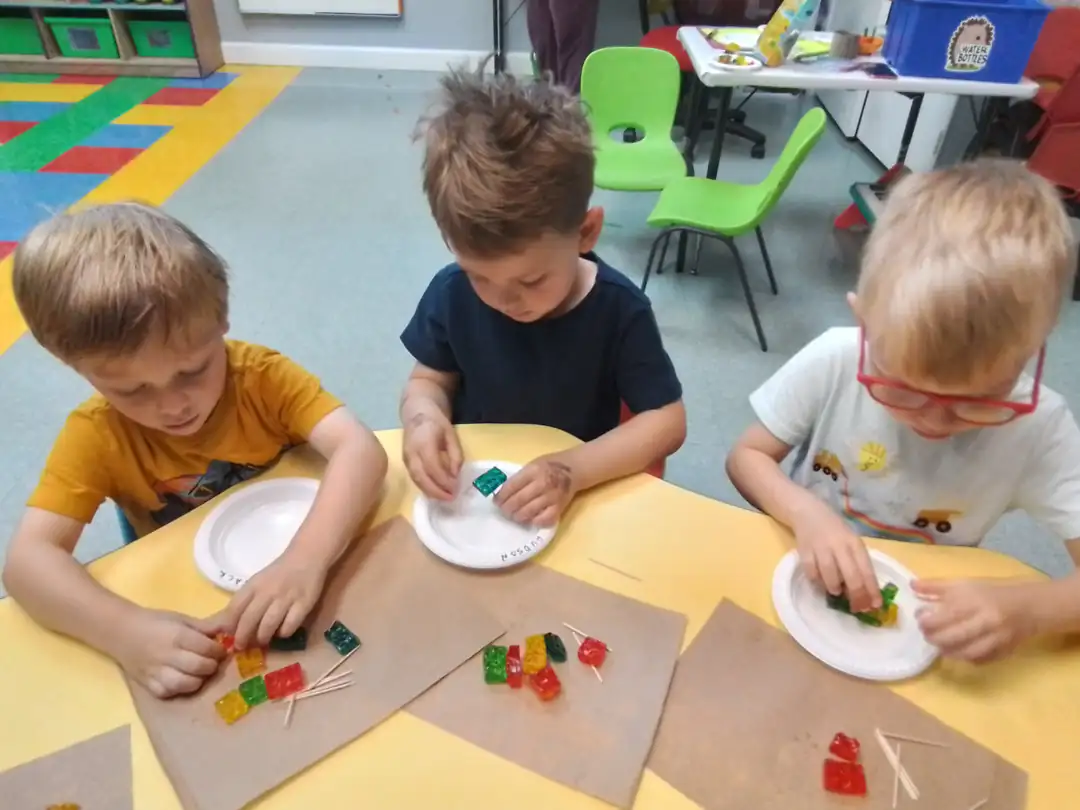 Preschool activities. Sensory play especially with jelly encourages children to manipulate materials , building up their fine motor skills and coordination. Sensory play uses all five senses but sense of touch is often the most frequent.